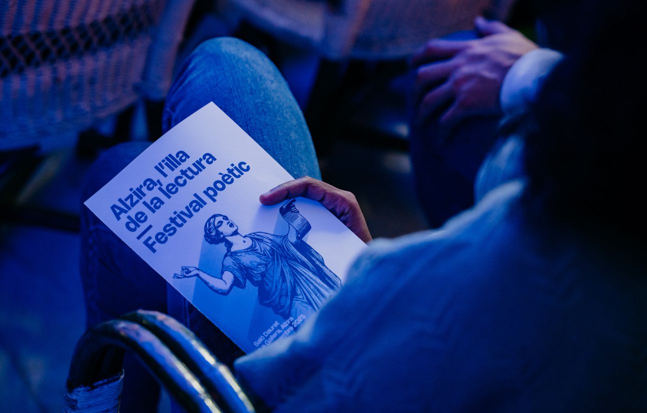 Alzira es transforma en illa de la lectura amb un festival que uneix tradició i joventut |
